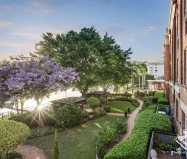 LOCATION! LOCATION! - Photo 3