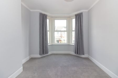 4 Bed Terraced House, Boscombe Road, SW17 - Photo 4