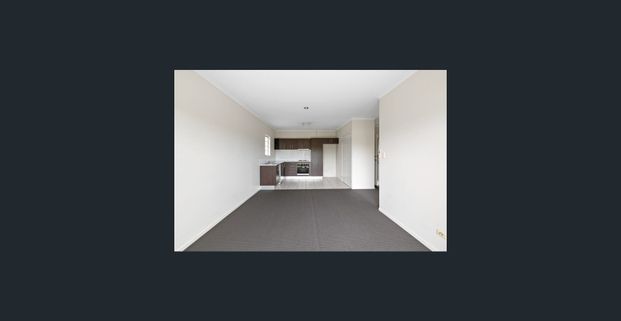 Bright Top-Floor Apartment in a Quiet, Convenient Location - Photo 1