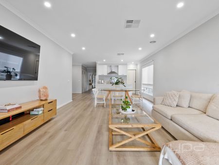 3 BEDROOM GEM WITH DUAL LIVING AREAS - Photo 2