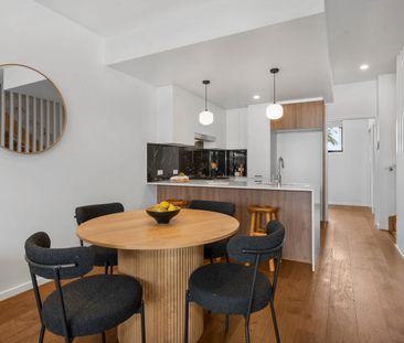 Luxurious Townhouse in Prime Location with Solar!!!! - Photo 2