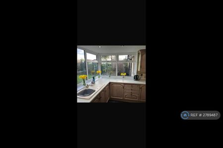 4 bedroom bungalow to rent - Photo 2