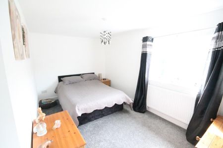 3 bedroom mews to rent - Photo 3