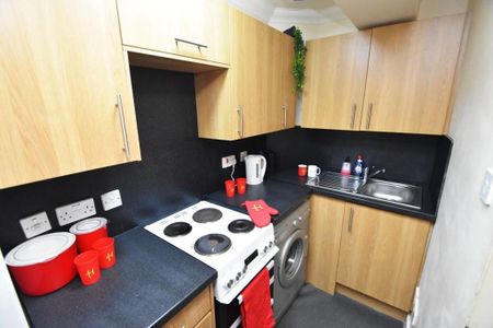 3 bedroom flat to rent - Photo 4