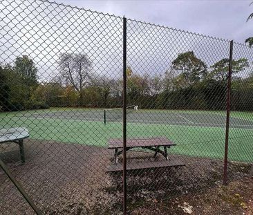 Larchmoor Park, Gerrards Cross Road, Slough, SL2 - Photo 4