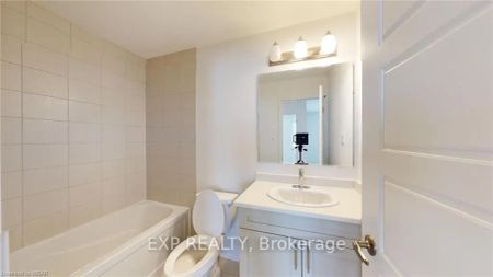 Condo Townhouse For Lease | X8411416 - Photo 3