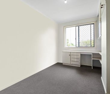 CONVENIENTLY POSITIONED WITH A LAYOUT TO SUIT THE FAMILY - Photo 4