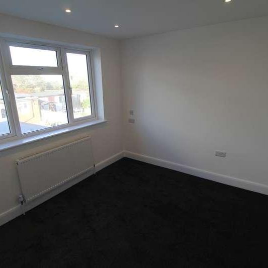 De Havilland Road, Edgware, HA8 - Photo 1