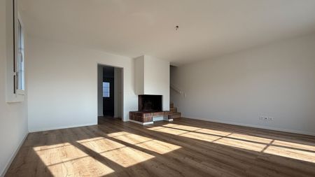 Helle 4 1/2-Zimmer-Wohnung mit Balkon und Kamin in Bonstetten - Foto 3