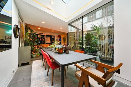 A Stunning Hyde Park Apartment in a Historic Conversion - Photo 3