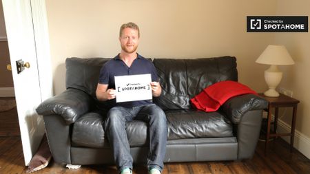 Relaxing room in 4-bedroom apartment in Terenure, Dublin - Photo 5