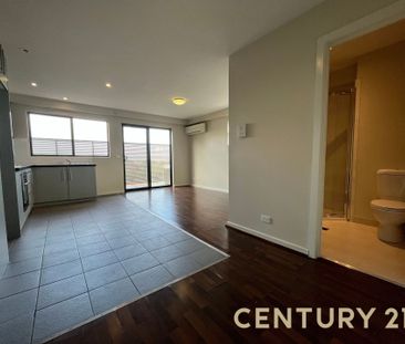 Chic Inner-City Unit – Walk to Dandenong Market & Plaza - Photo 4
