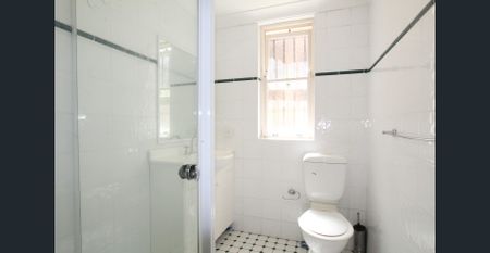 Fantastic Location, Comfortable Apartment ** Available Now ** - Photo 4