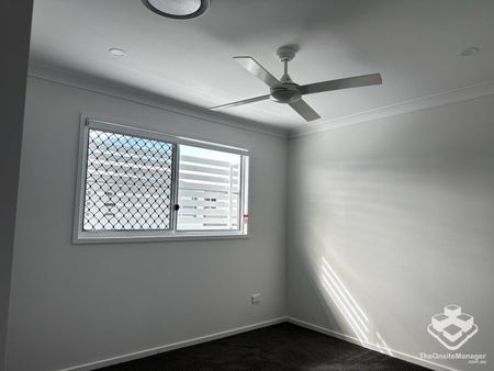 BRAND NEW ULTA MODERN LUXURY 4 BEDROOM TOWNHOUSE WITH DUCTED AIR-CON âFirst 2 Week Rent Freeâ - Photo 2