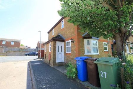 Bob Amor Close, Faversham, ME13 - Photo 2