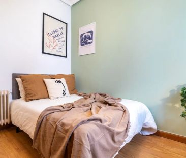 Room in a shared 7-bedroom apartment for rent in Niño Jesús, perfect for professionals and students - Photo 5