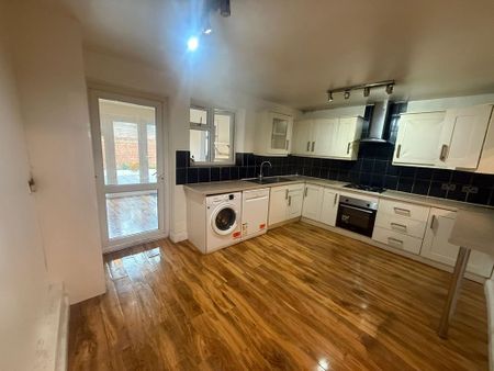 4 bedroom terraced house to rent - Photo 3