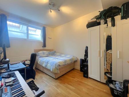3 bedroom flat to rent - Photo 5