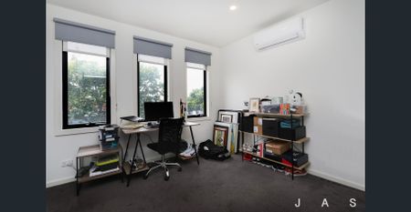 Modern, Low-Maintenance Living in a Prime West Footscray Location - Photo 3