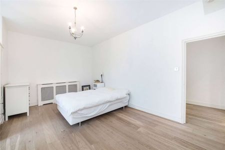 A lovely, well situated one bedroom apartment arranged over two floors. - Photo 4