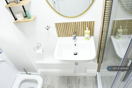 1 bedroom in a flat share to rent - Photo 5