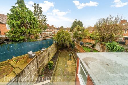 St Benets Grove, Carshalton - Photo 5