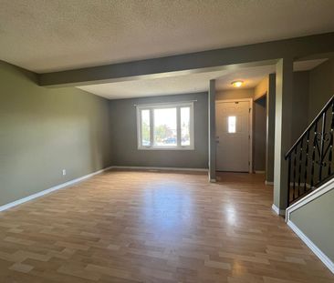 3 Bedroom Townhouse in Glendale! - Photo 1