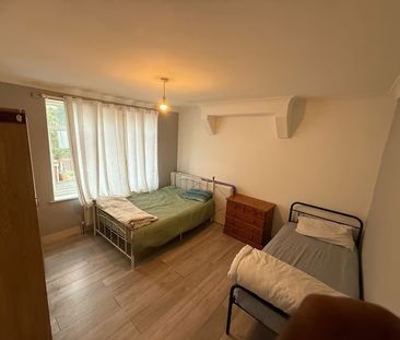 Room in a Shared House, Eastern Avenue, IG4 - Photo 3
