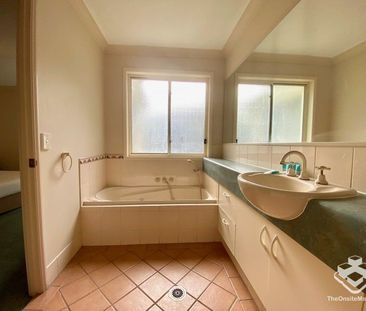 Spacious Unfurnished 3 Bedroom 3bathroom Villa Within Gated Community - Photo 6