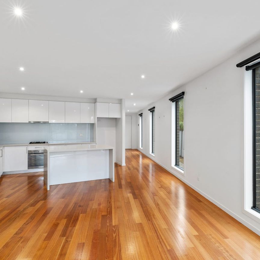 Parkside Oasis - Fully Fenced and Pet Friendly - Photo 1