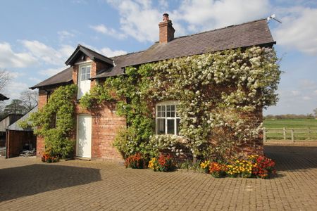 2 Bedroom COTTAGE, Aldersey - Photo 5