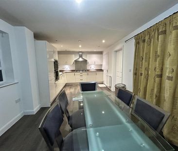 5 bedroom detached house to rent - Photo 3