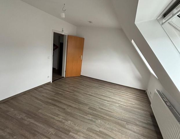 2-Zimmer-Dachgeschosswohnung mit Küche & Keller, Tiergartenbreite - Foto 1