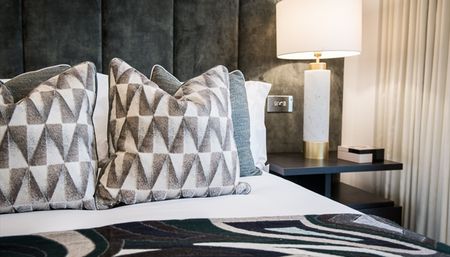 A stunning interior-designed one-bedroom apartment for rent in Nine Elms, London, SW11 - Photo 2