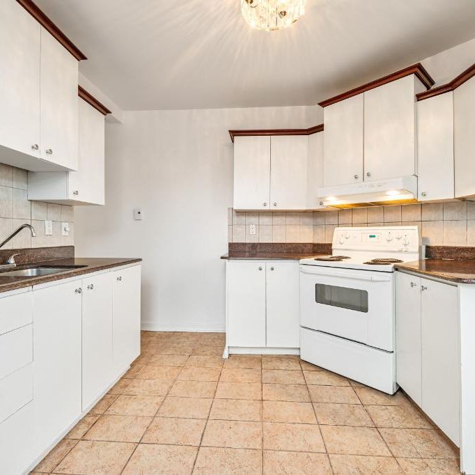 Plateau, petit 4 1/2 de 2 chambres, 1395$ - près de l'avenue Mont-Royal, disponible, coin d'immeuble et dernier étage - Photo 1