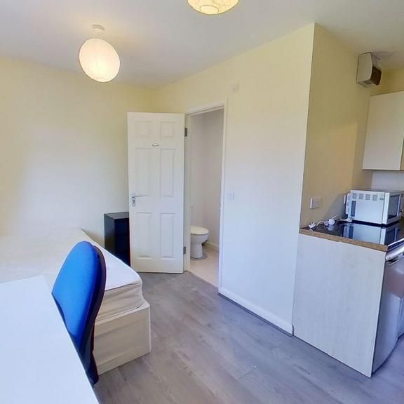 1 bedroom in a house share to rent - Photo 1