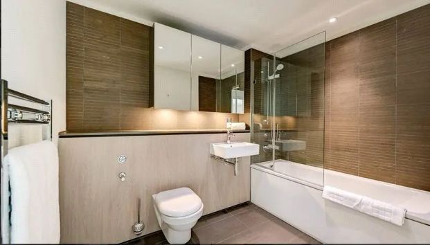 3 bedroom flat in London - Photo 1