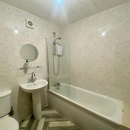 1 bedroom in a house share to rent - Photo 3