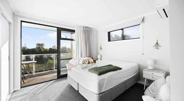 Stunning 4 Bedroom, 3 Bathroom Family Home With A View! - Photo 1