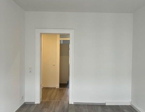 moderne 2-Raum-Wohnung mit Einbauküche - Photo 1