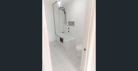 Near New 2 Bed, Town House Living, A/C throughout, Secure & Private - Photo 3