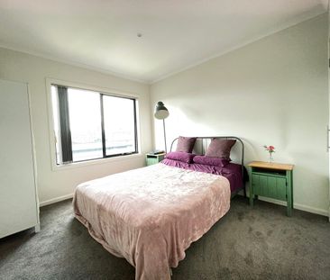 Elegant Three Bedroom Townhouse - Photo 6