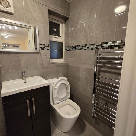 1 bedroom in a flat share to rent - Photo 3