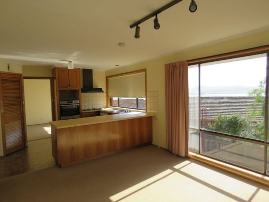 Sunny 3 bedroom home in Sandy Bay! - Photo 1