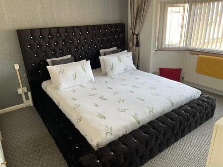 3 bedroom semi-detached house to rent - Photo 3