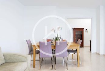 Amplio apartamento de cuatro dormitorios con vistas al mar en Radazul Bajo