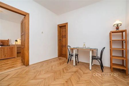 Pronájem světlého bytu 2+1 s lodžií na prestižní adrese v Karlíně - Фото 3