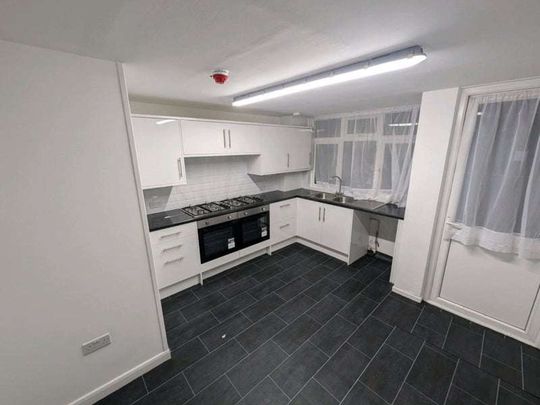 Henderson Close Room 5 - Photo 1