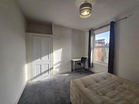 4 bedroom terraced house to rent - Photo 5