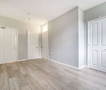 A one bedroom apartment to rent, available now having been refurbis... - Photo 3